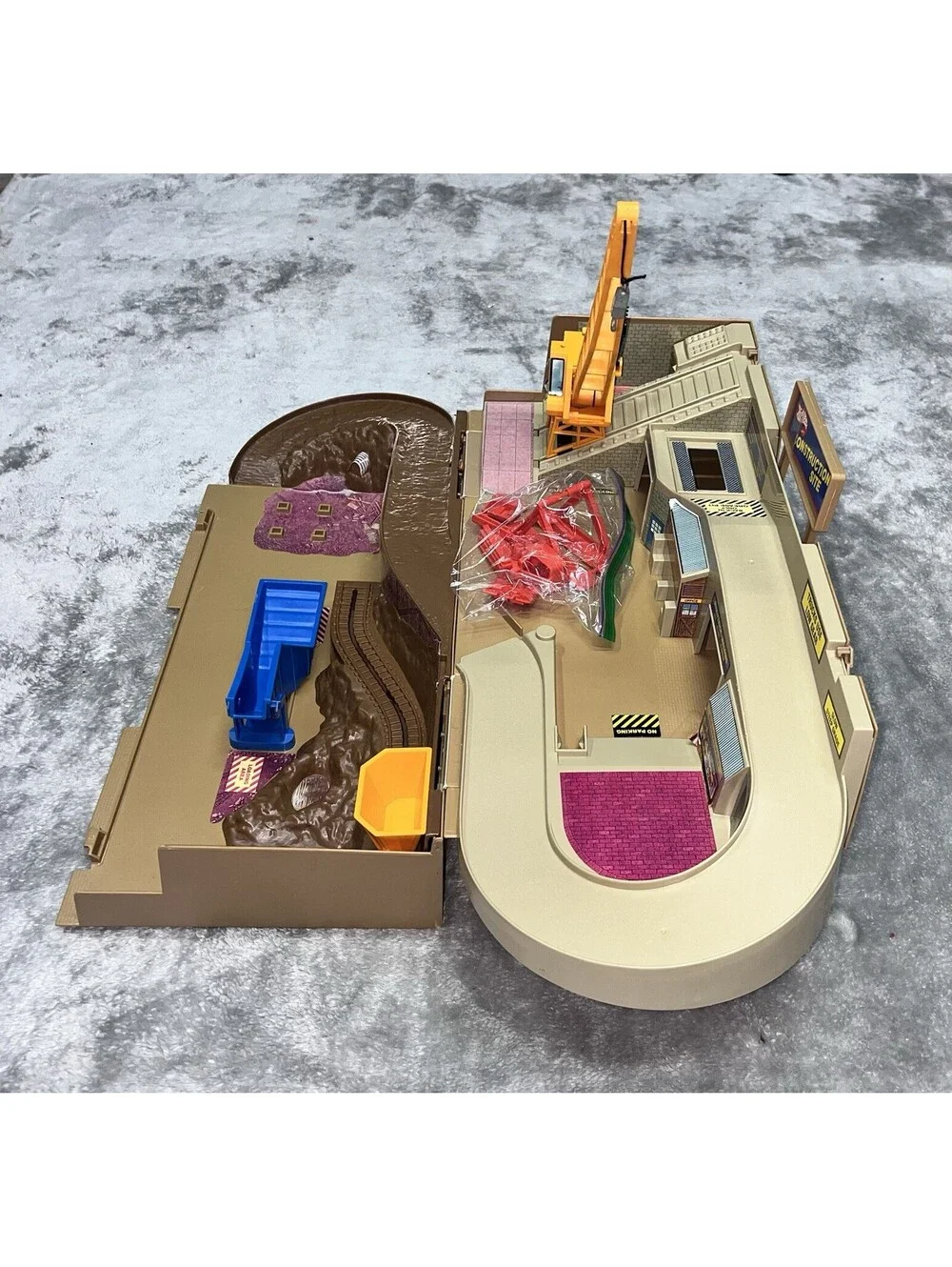 1982 Vintage Hot Wheels Construction Site Sto & Go Set in Box Mattel